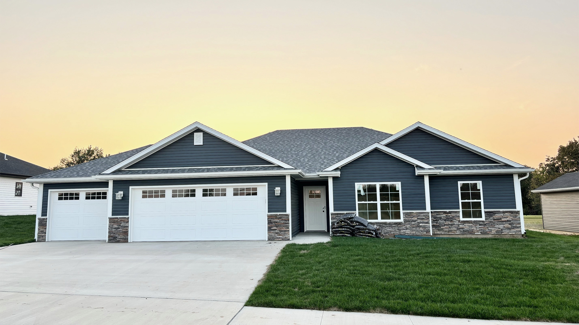 modern custom homes for sale in Columbia and Boonville Missouri next to a golf course